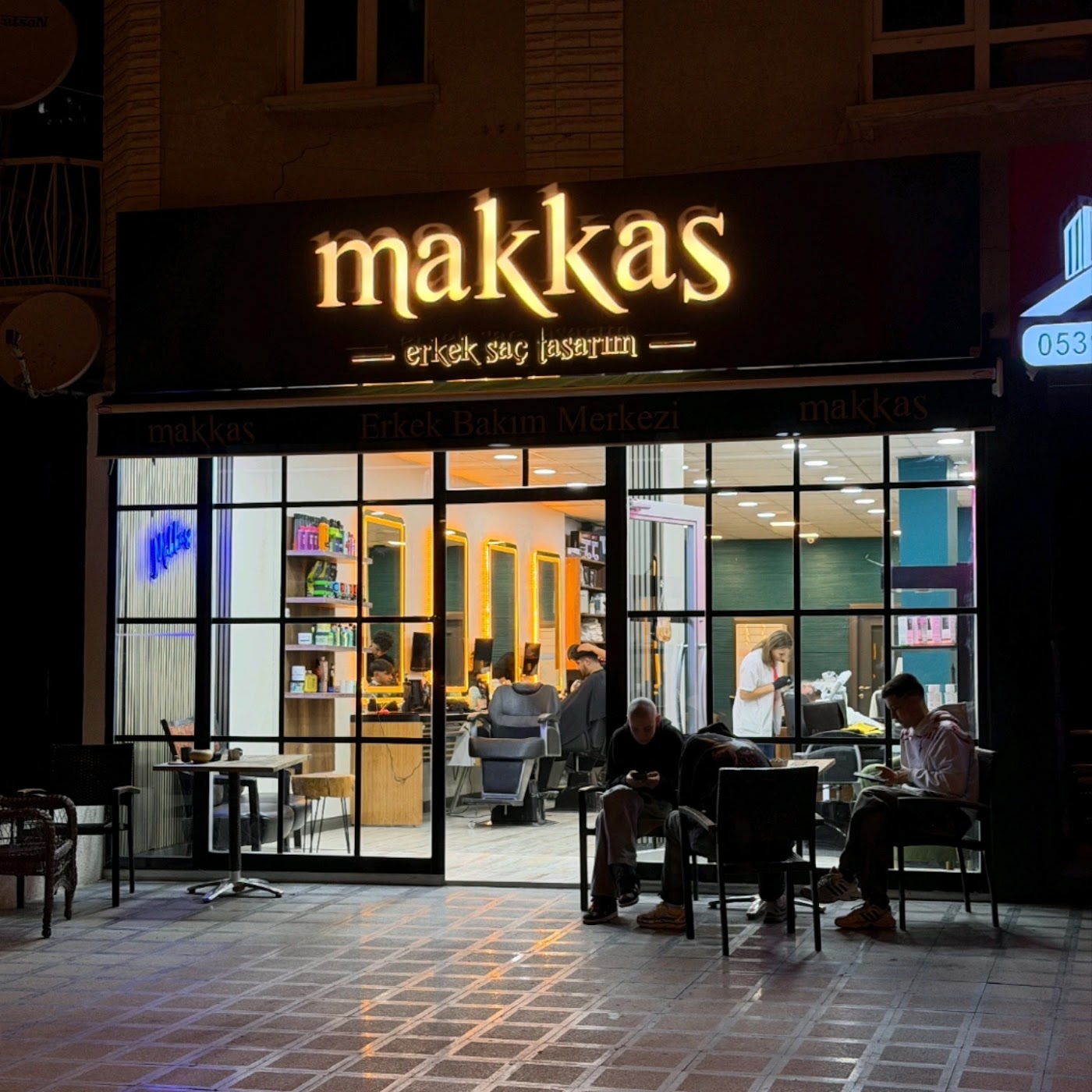 Makkas Erkek Saç Tasarım Etlik — gece cephesi, altın ışıklı tabela