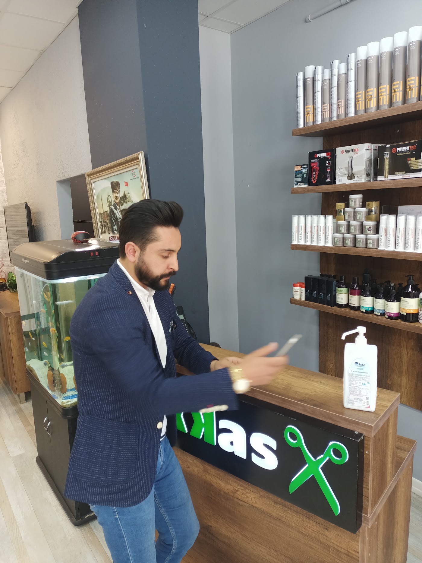 Makkas salon içi — ürün rafları ve karşılama bankosu