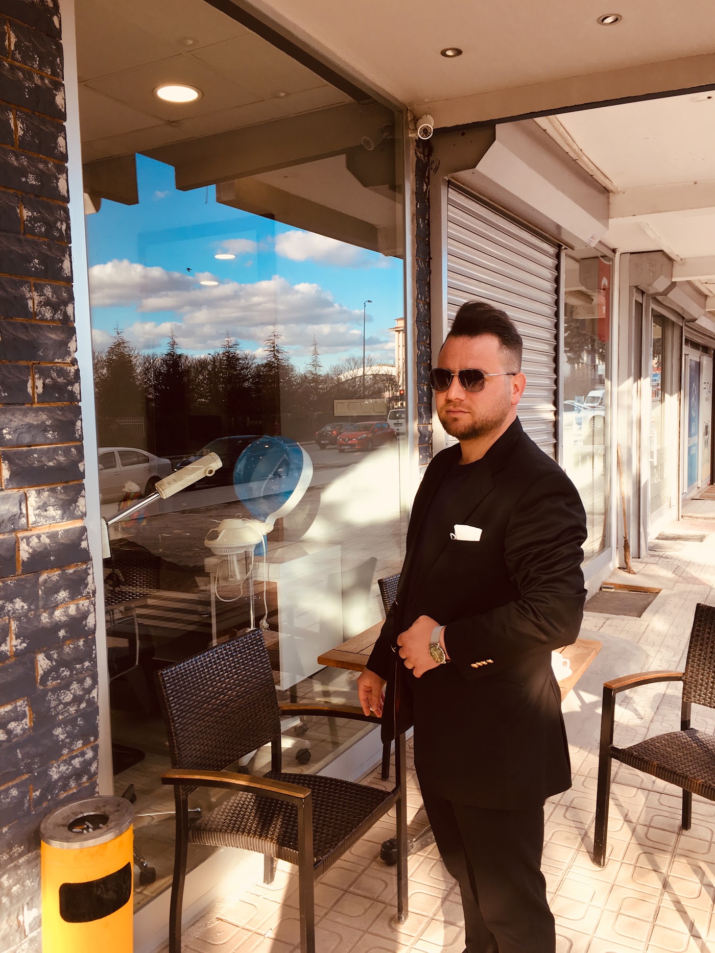 Makkas salon önü